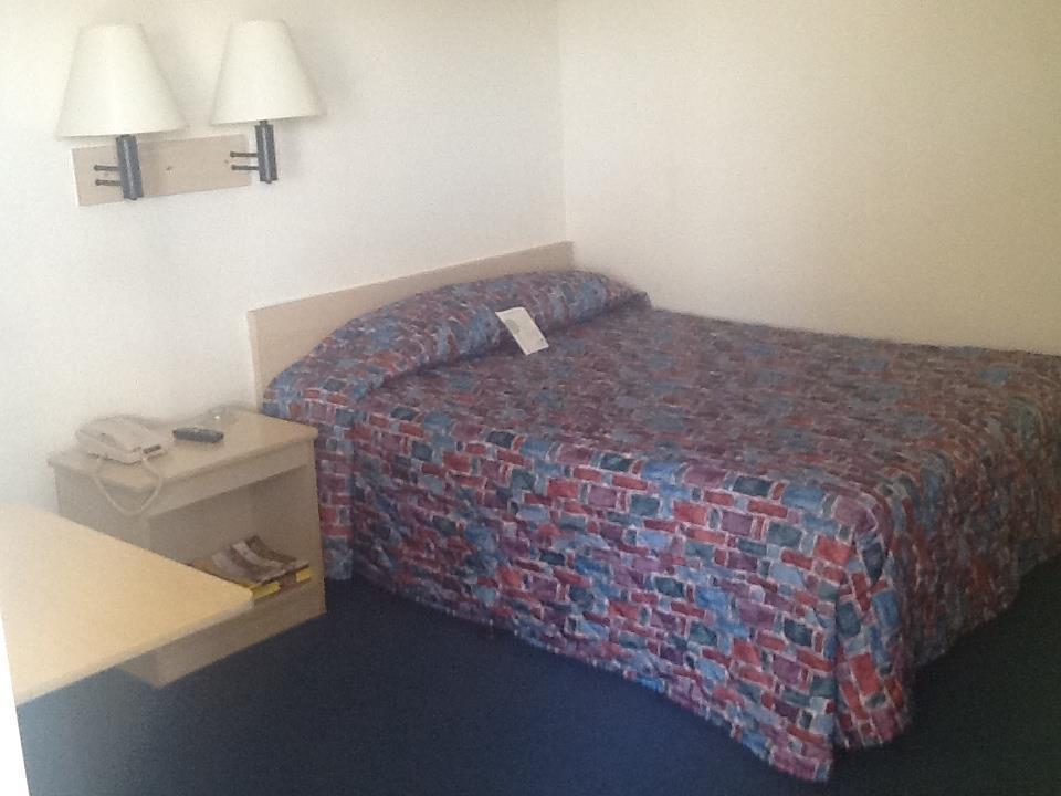 Super 8 By Wyndham Florence Room photo